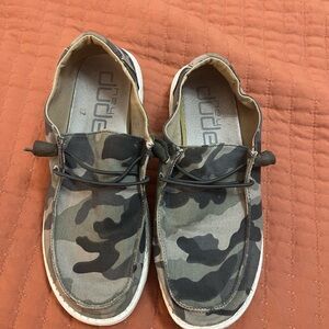 Women’s Camo Heydudes